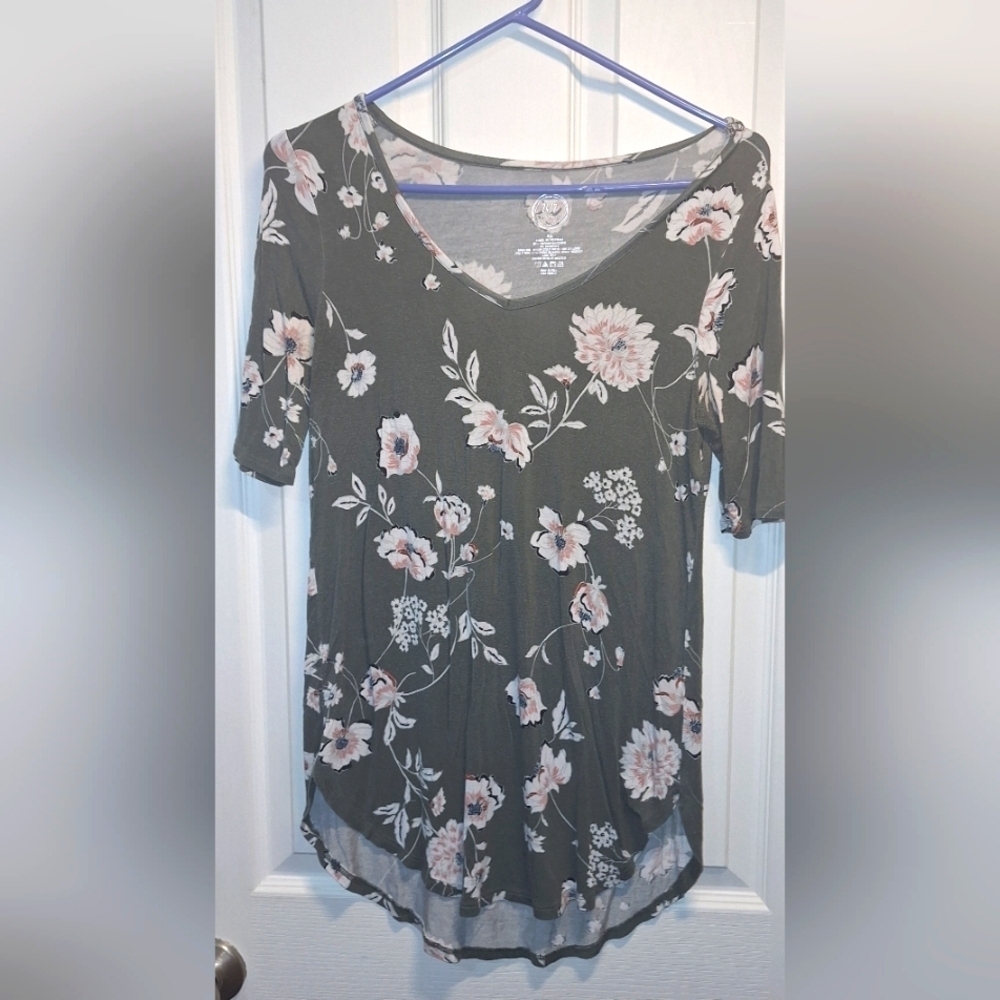 24/7 Olive Green Floral V-Neck Tshirt Extra Small